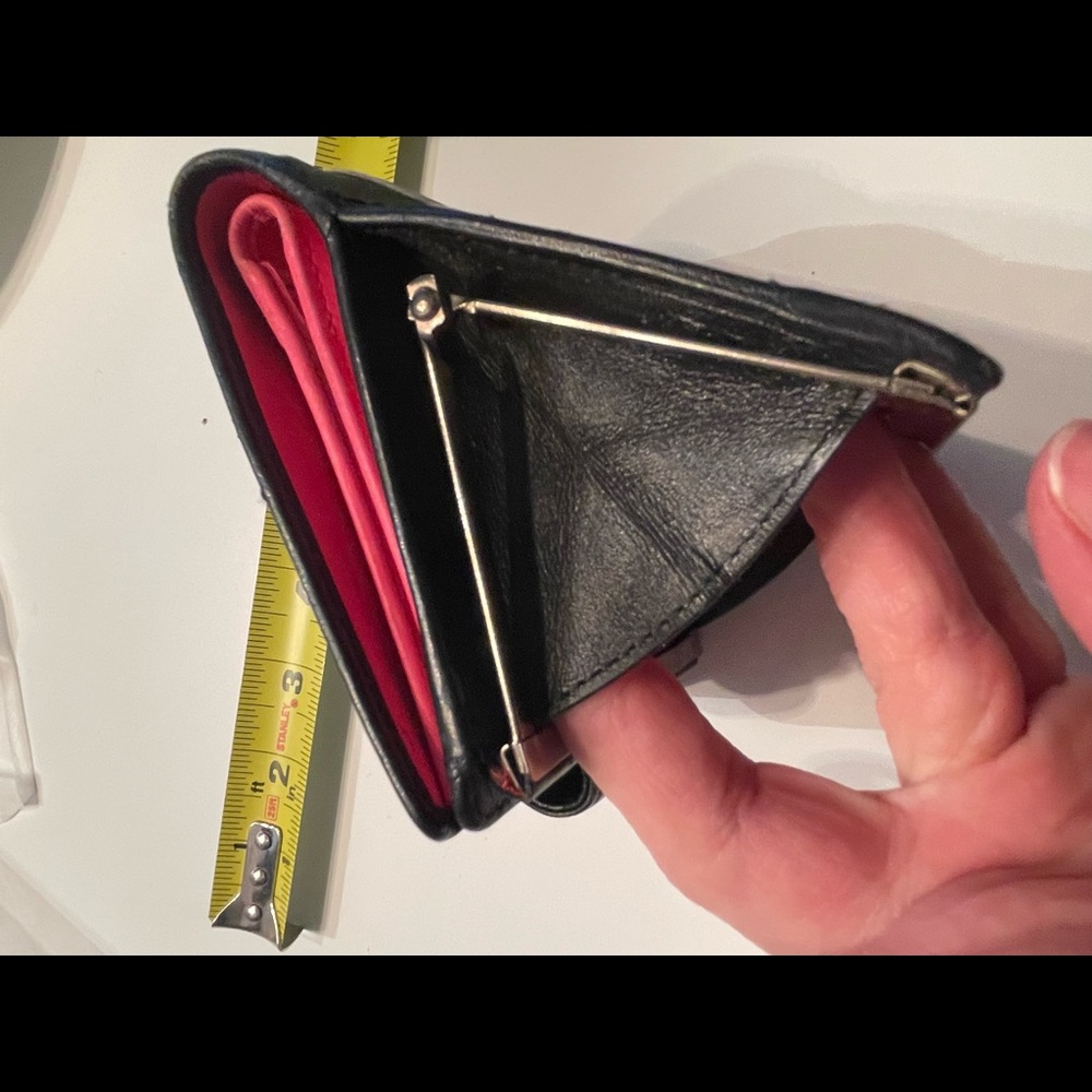 CC mark Chanel wallet it has been cleaned - Picture 2 of 16
